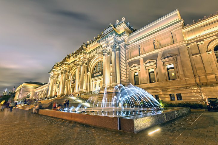 The Metropolitan Museum of Art in New York City at night