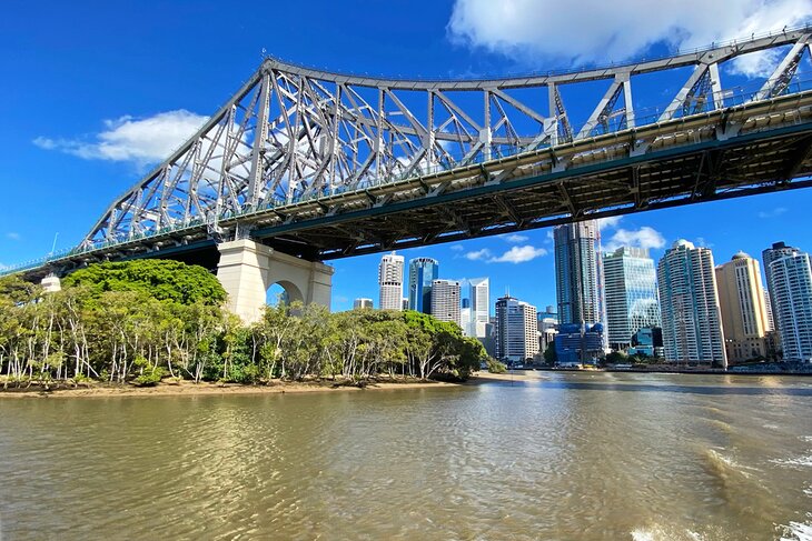 Cruising under the Story Bridge