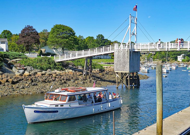 Cruise boat in Perkins Cove