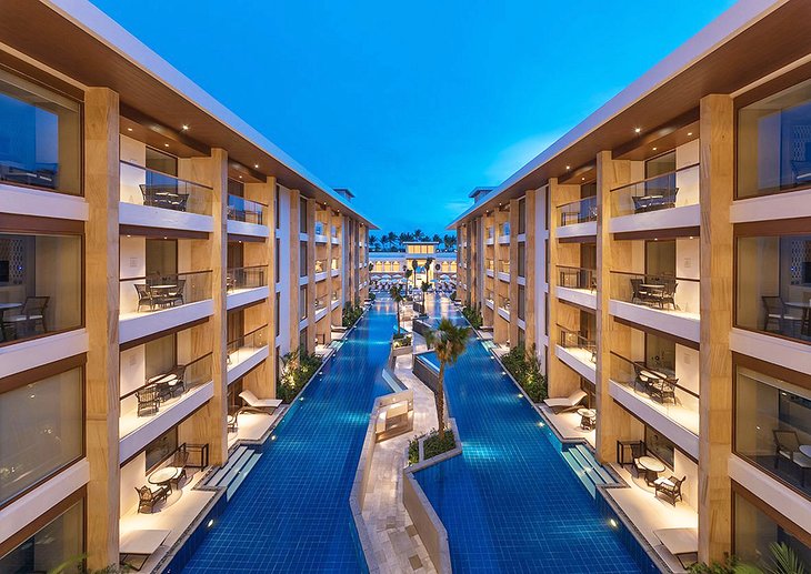 Photo Source: Hennan Crystal Sands Resort