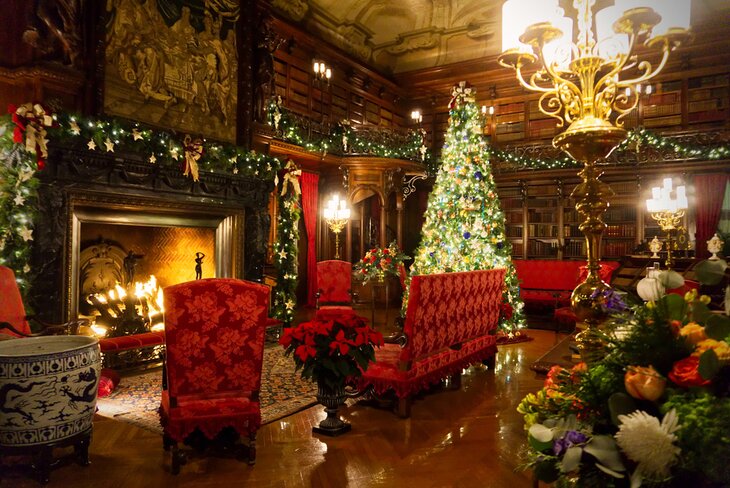 Biltmore Estate at Christmas, Asheville, North Carolina | Delaney Juarez / Shutterstock.com
