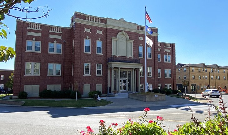 Hardin County Courthouse on Public Square in Elizabethtown