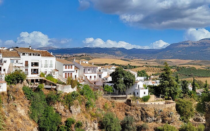 White buildings lining the ravine in Ronda