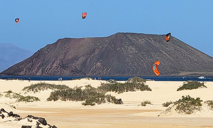 Kiteboarders in front of Isla de Lobos on Fuerteventura