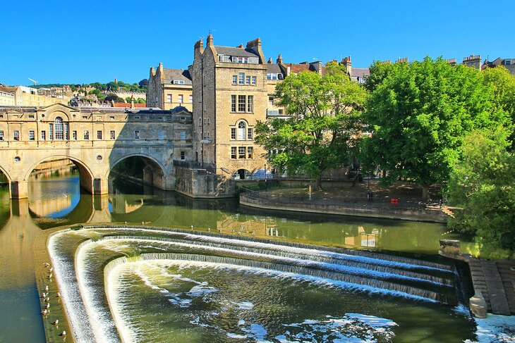 Pulteney Bridge and the River Avon in Bath, England