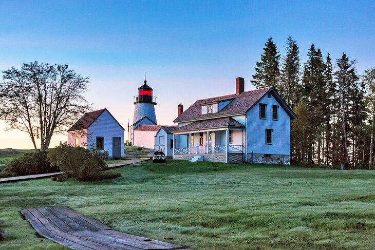 Burnt Island Lighthouse at dawn 