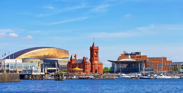 how many tourists visit cardiff each year