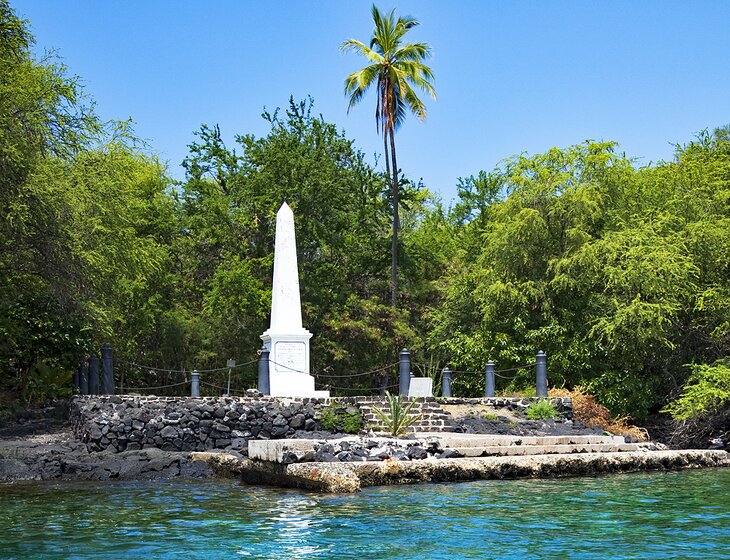 Captain Cook Monument on Kealakekua Bay