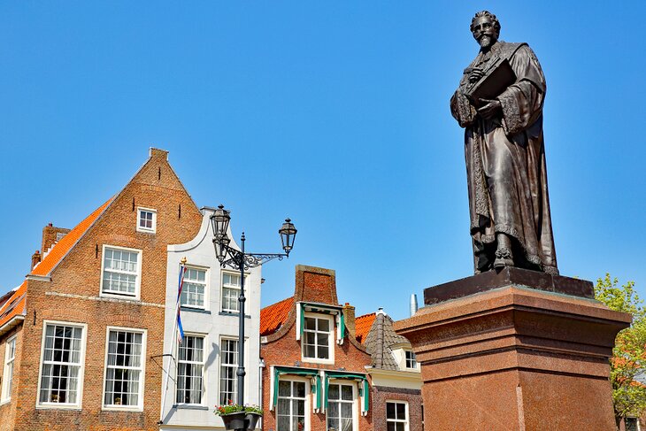 Hugo de Groot statue in Market Square