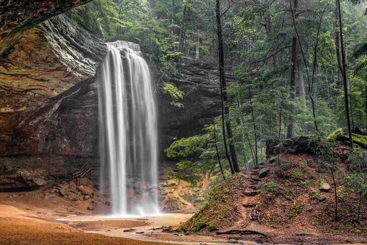 Ash Cave Waterfall in Hocking Hills State Park, Ohio