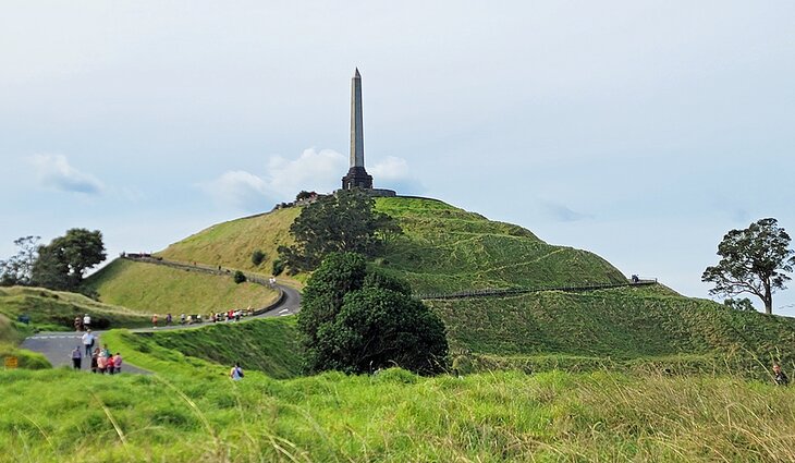 The winding road up One Tree Hill 