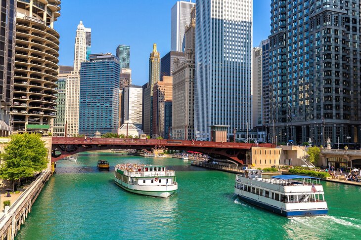 Sightseeing boats in downtown Chicago, Illinois