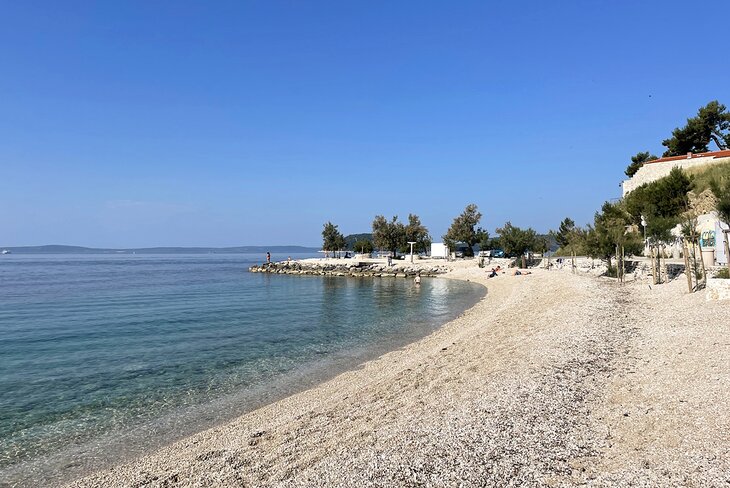 The shore at Kaštelet Beach