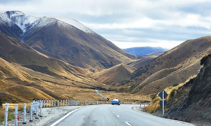 Road through the mountains between Christchurch and Queenstown