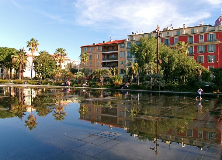 Miroir d'Eau on the Promenade du Paillon