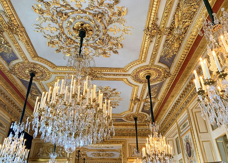 Chandeliers in the Salons d'Honneur