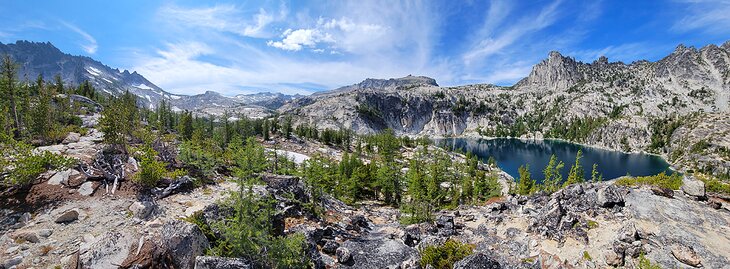 An alpine lake and mountain scenery in the Enchantments