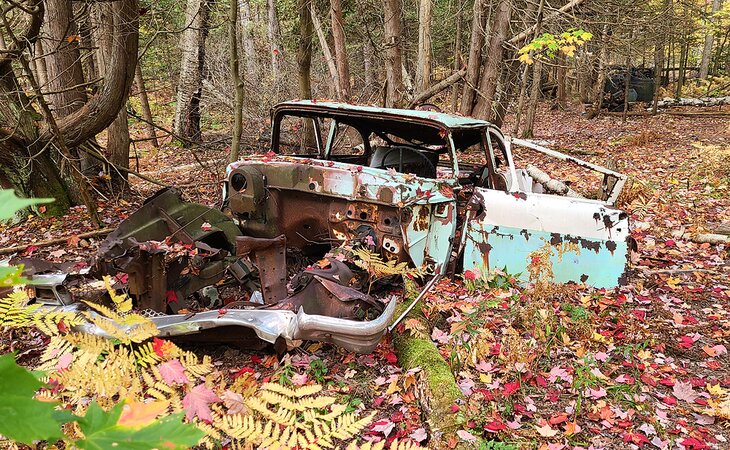 A decaying car off the Granite Ridge trail