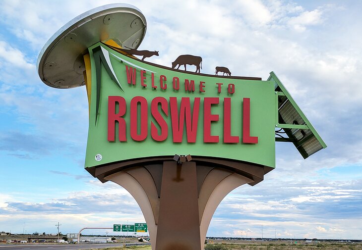 Welcome to Roswell sign