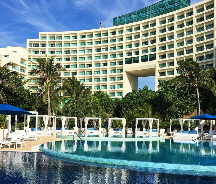 Pool and rooms at Live Aqua Beach Resort Cancun
