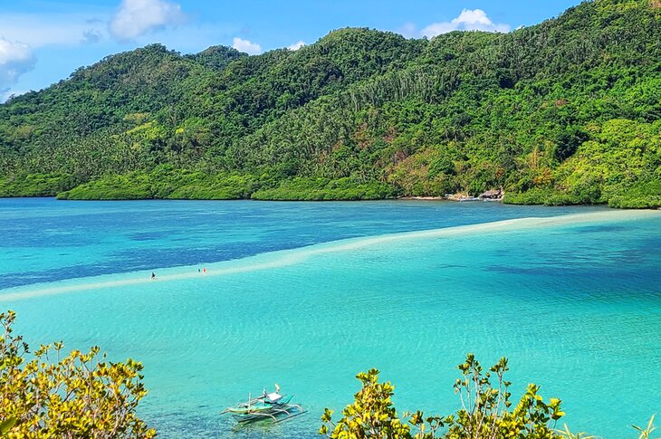 A sandbar on a boat trip from El Nido